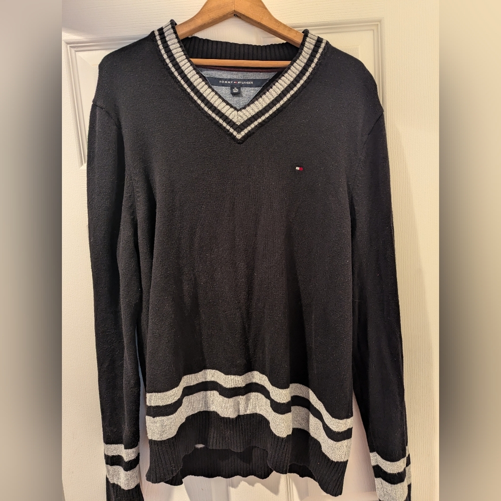 TOMMY HILFIGER BLACK V-NECK SWEATER